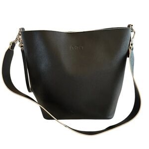 tde. Large Black Leather Shoulder Bag with Wrist Strap